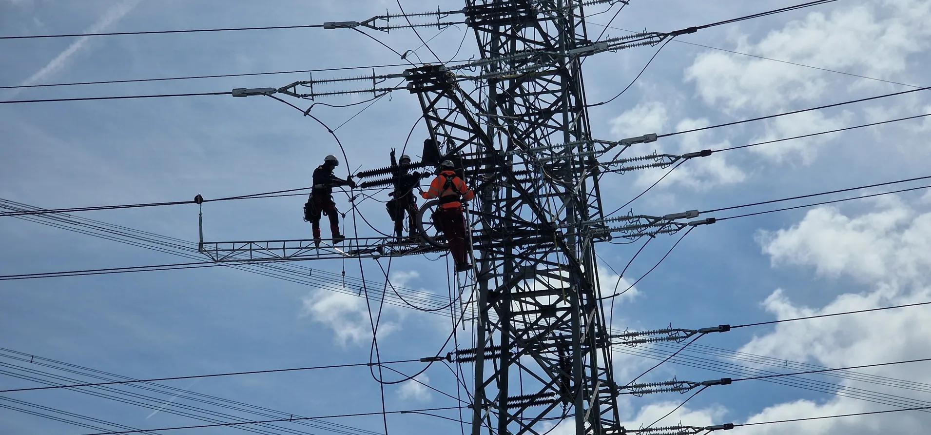 Mitarbeiter am Mast