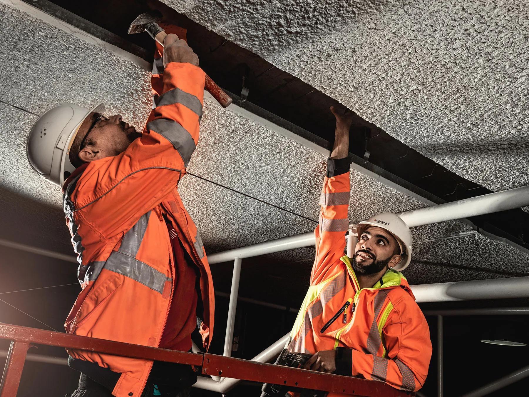 Zwei Mitarbeiter bei der Arbeit im Tunnel